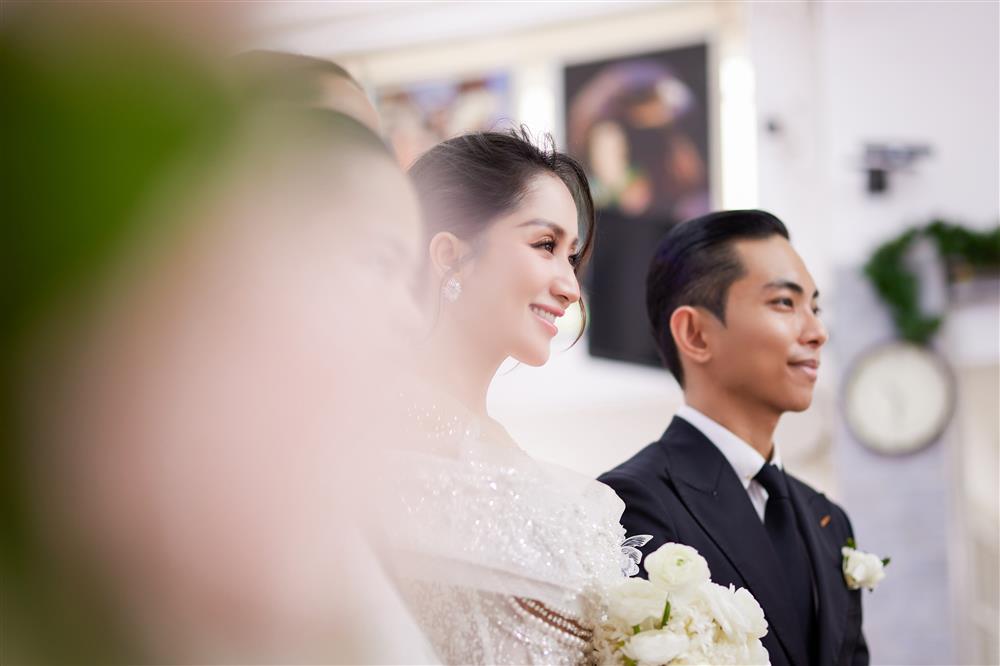 Khánh Thi - Phan Hiển cưới ở nhà thờ, 5 người nâng váy cô dâu-13