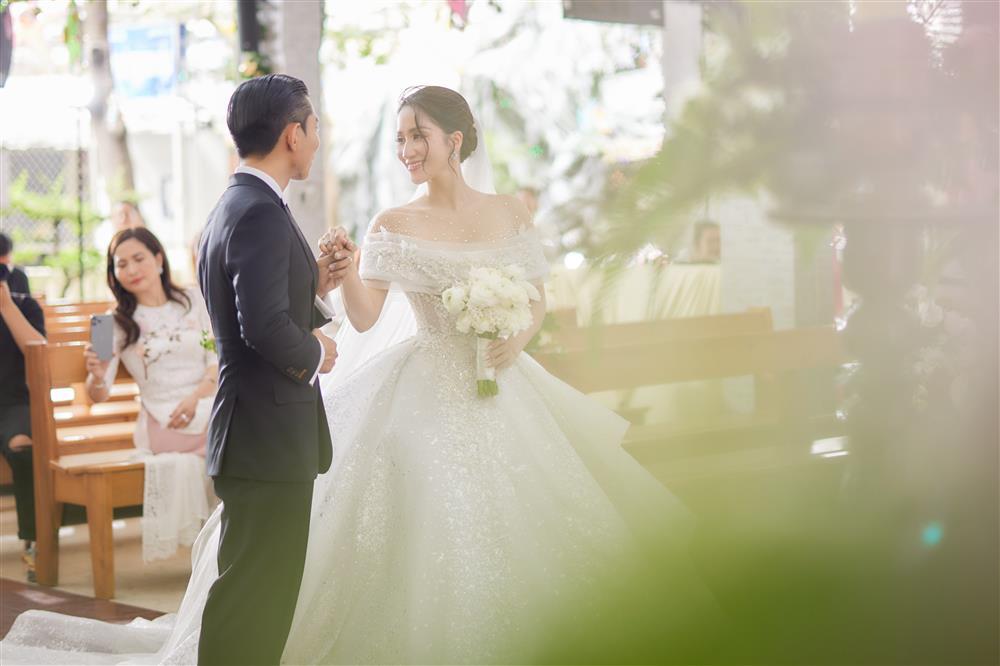 Khánh Thi - Phan Hiển cưới ở nhà thờ, 5 người nâng váy cô dâu-14