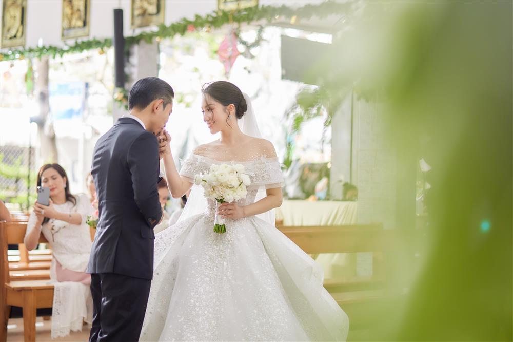 Khánh Thi - Phan Hiển cưới ở nhà thờ, 5 người nâng váy cô dâu-15