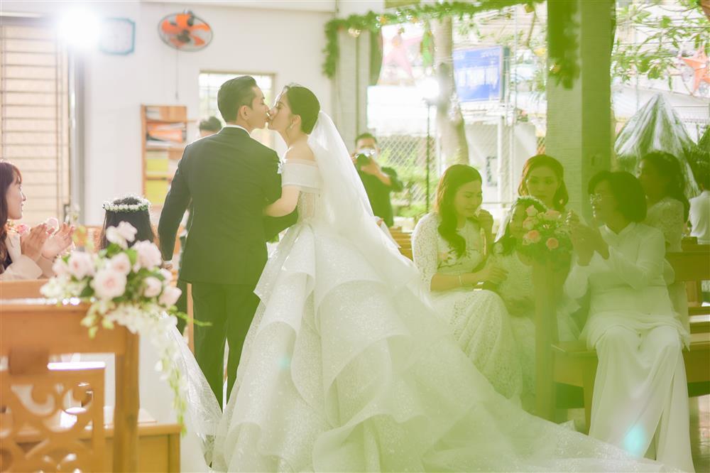 Khánh Thi - Phan Hiển cưới ở nhà thờ, 5 người nâng váy cô dâu-16