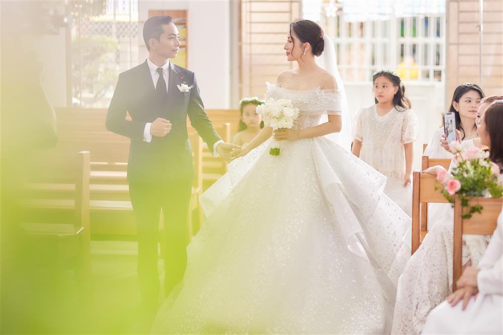 Khánh Thi - Phan Hiển cưới ở nhà thờ, 5 người nâng váy cô dâu-2