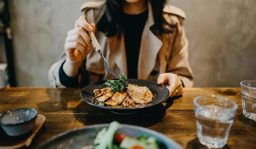 7 cách ăn uống sai lầm khiến bạn già nhanh một cách thầm lặng-1