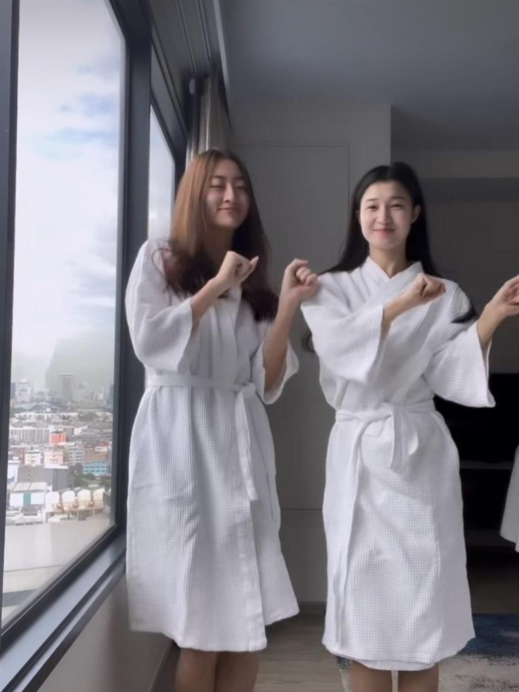 Cặp nàng hậu chuộng diện đồ đôi nhất nhì làng hương sắc-5