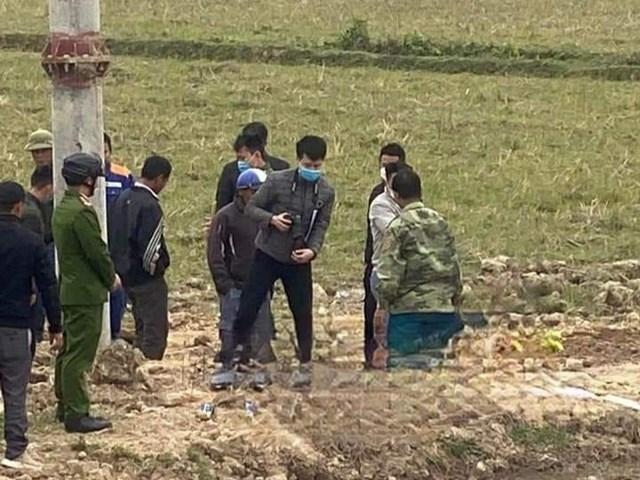 Người đàn ông bị điện giật cháy đen, treo lơ lửng trên cột-2