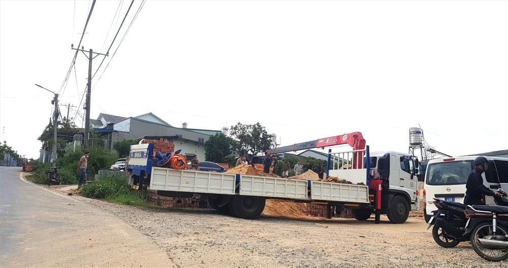 Người đàn ông bị điện giật cháy đen, treo lơ lửng trên cột-3