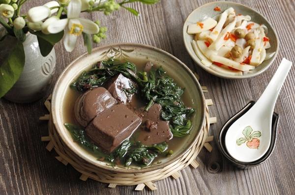 Tiết lợn mua về đừng luộc ngay, làm điều này để tiết mềm mịn như thạch mà không tanh-1