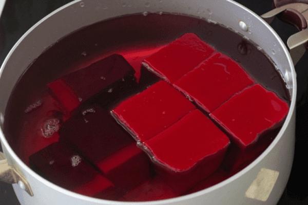 Tiết lợn mua về đừng luộc ngay, làm điều này để tiết mềm mịn như thạch mà không tanh-2