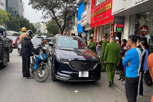 Thực hư vụ người đàn ông dùng súng đe dọa, cướp xe chở tiền trên phố Hà Nội-1
