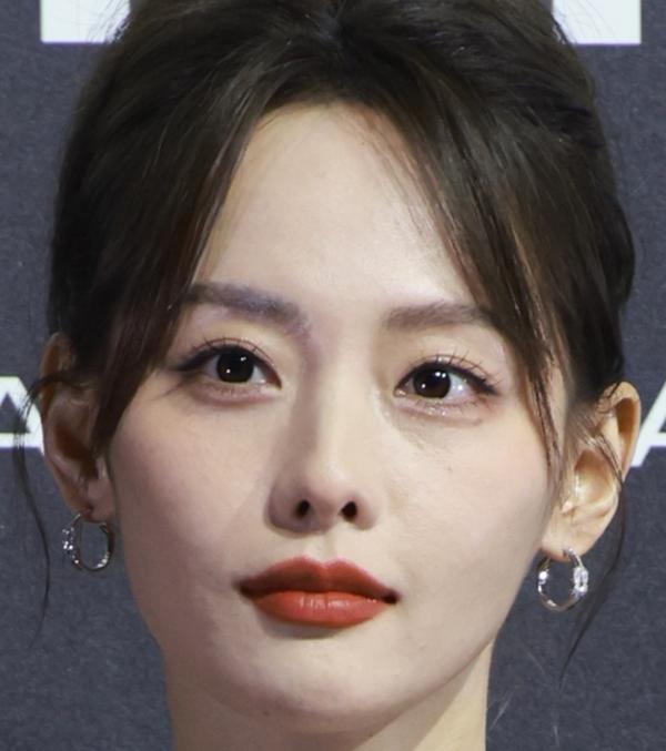 Vương Hạc Đệ - Bạch Lộc mặt trắng lệch tông, mỹ nhân đẹp nhất Diên Hi sần sùi mụn-4