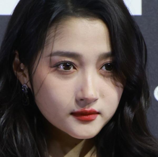 Vương Hạc Đệ - Bạch Lộc mặt trắng lệch tông, mỹ nhân đẹp nhất Diên Hi sần sùi mụn-6