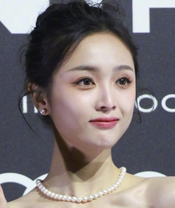 Vương Hạc Đệ - Bạch Lộc mặt trắng lệch tông, mỹ nhân đẹp nhất Diên Hi sần sùi mụn-7