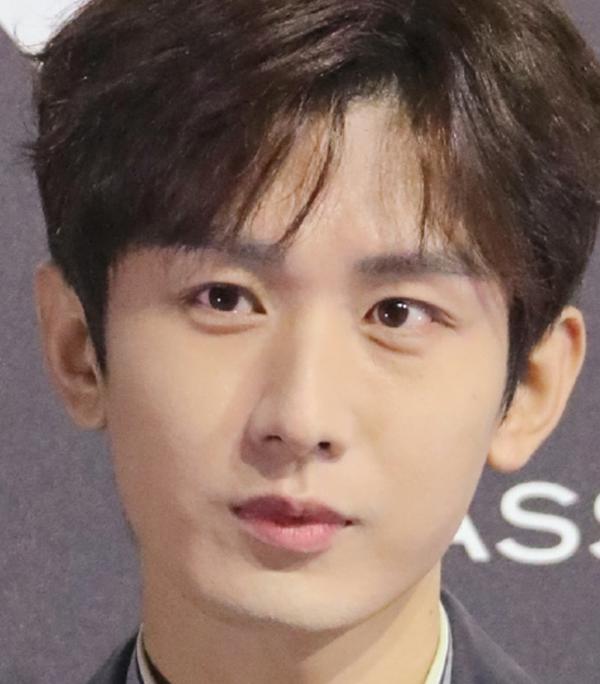 Vương Hạc Đệ - Bạch Lộc mặt trắng lệch tông, mỹ nhân đẹp nhất Diên Hi sần sùi mụn-13