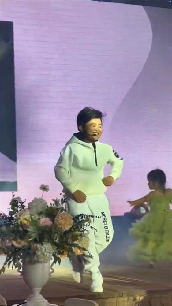 Thần đồng âm nhạc nhí Tin Tin hát đám cưới sau thời gian ở ẩn-1