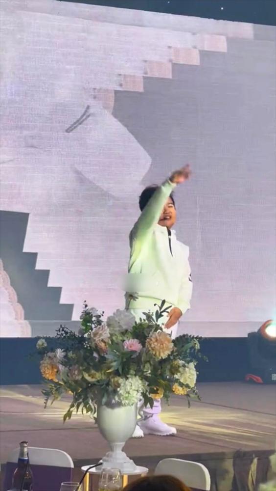 Thần đồng âm nhạc nhí Tin Tin hát đám cưới sau thời gian ở ẩn-3