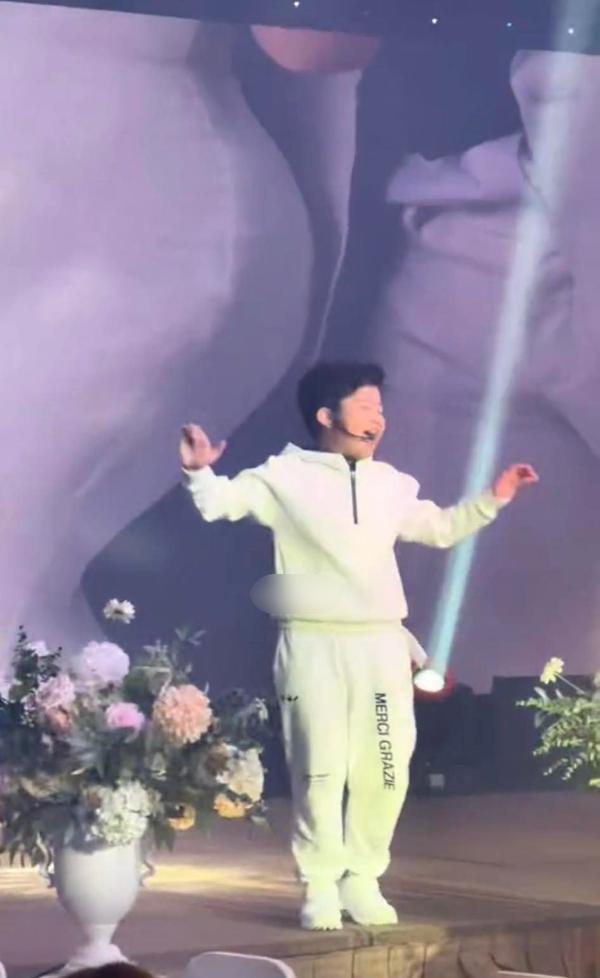 Thần đồng âm nhạc nhí Tin Tin hát đám cưới sau thời gian ở ẩn-6