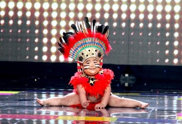 Thần đồng âm nhạc nhí Tin Tin hát đám cưới sau thời gian ở ẩn-8