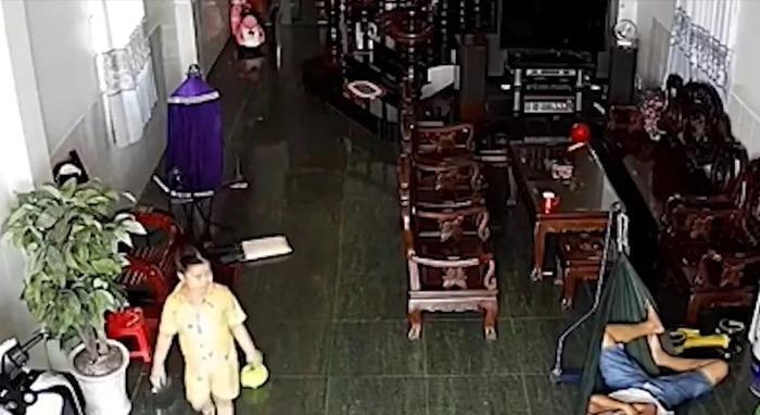 Hành động đáng yêu của bé gái khi thấy bố nằm ngủ trên võng-1