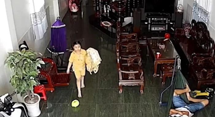 Hành động đáng yêu của bé gái khi thấy bố nằm ngủ trên võng-2