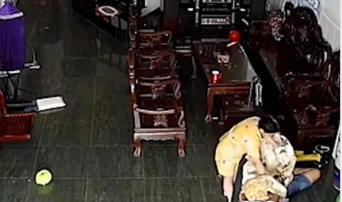 Hành động đáng yêu của bé gái khi thấy bố nằm ngủ trên võng-3