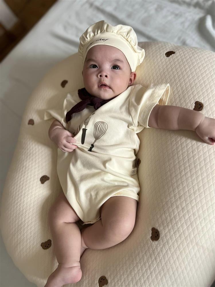 Ái nữ Phạm Quỳnh Anh 5 tháng tuổi, trông giống 2 người-1