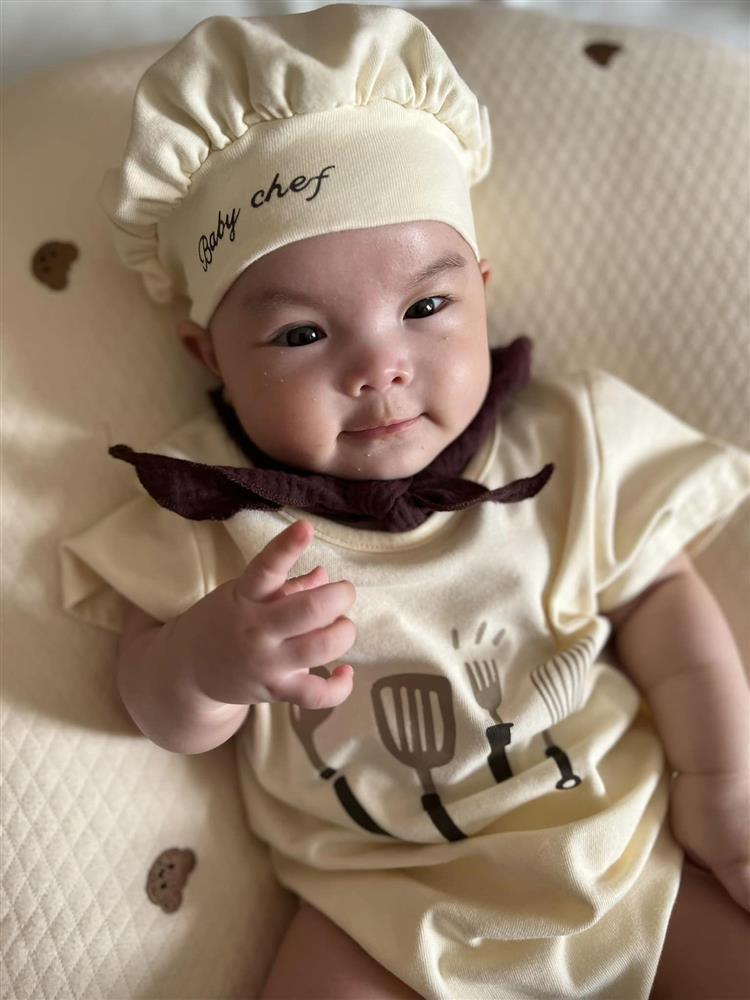 Ái nữ Phạm Quỳnh Anh 5 tháng tuổi, trông giống 2 người-2