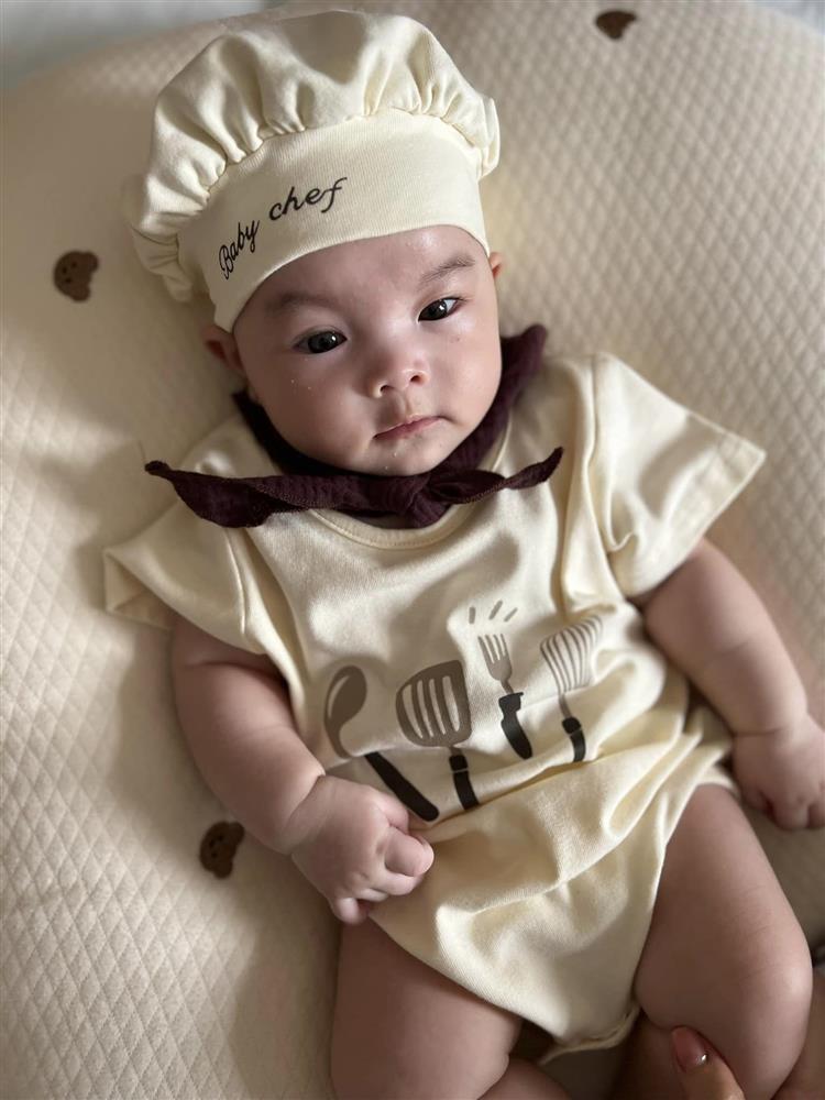 Ái nữ Phạm Quỳnh Anh 5 tháng tuổi, trông giống 2 người-3