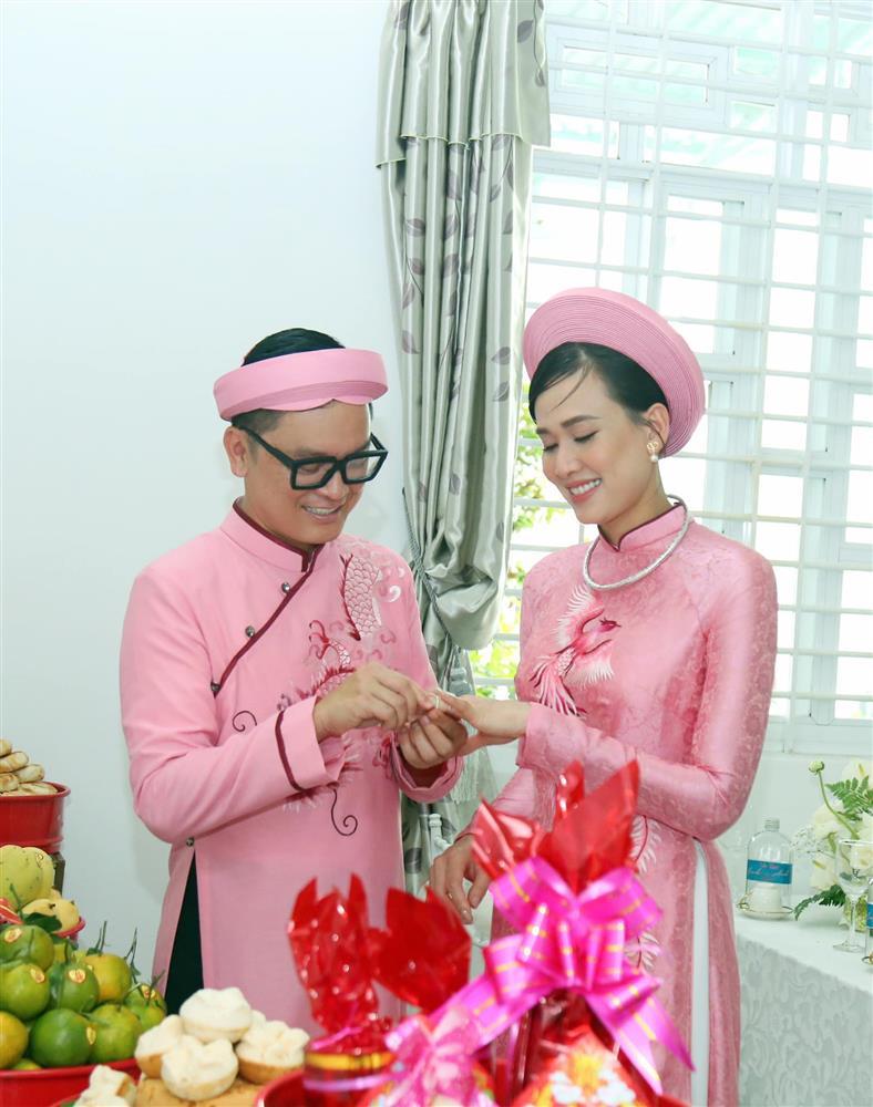 Tin showbiz Việt ngày 18/12: Dương Mỹ Linh khoe quà hồi môn-2