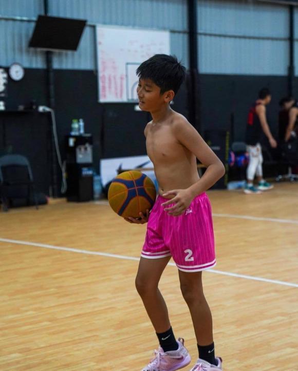 Con trai Lệ Quyên chơi bóng rổ, loạt ảnh điển trai gây sốt-3