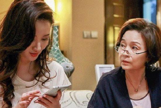 Con trai sắp ly hôn, mẹ chồng đi báo 'tin mừng' cho cả xóm