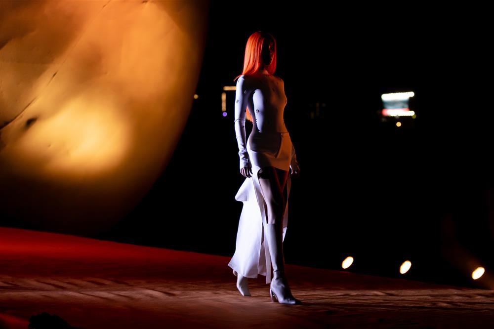 Minh Tú gây bất ngờ với màn catwalk lùi rồi lại chạy như bay-2