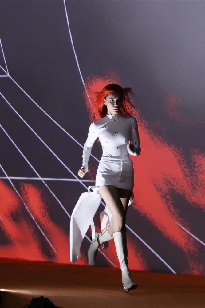 Minh Tú gây bất ngờ với màn catwalk lùi rồi lại chạy như bay-5