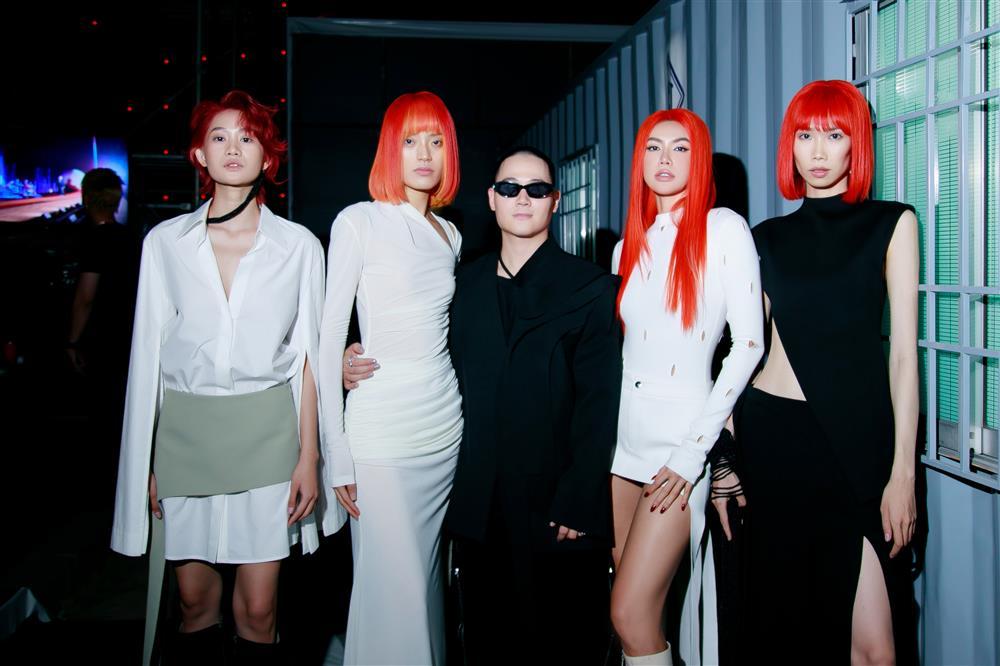 Minh Tú gây bất ngờ với màn catwalk lùi rồi lại chạy như bay-6