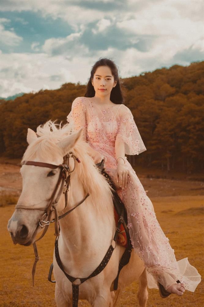 Nhã Phương và Đặng Thu Thảo chân phương mà vẫn cuốn hút-7