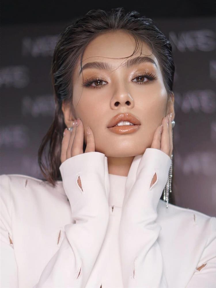 Minh Tú gây bất ngờ với màn catwalk lùi rồi lại chạy như bay-9