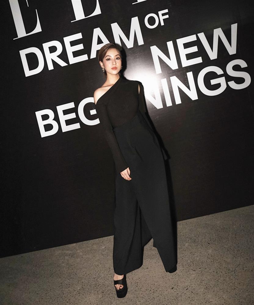 Minh Tú gây bất ngờ với màn catwalk lùi rồi lại chạy như bay-12