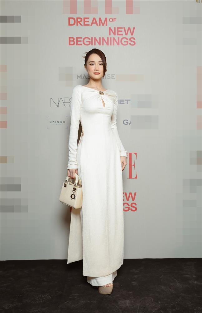 Minh Tú gây bất ngờ với màn catwalk lùi rồi lại chạy như bay-7