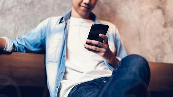 Chồng để ảnh thân mật với nhân tình làm hình nền điện thoại-1