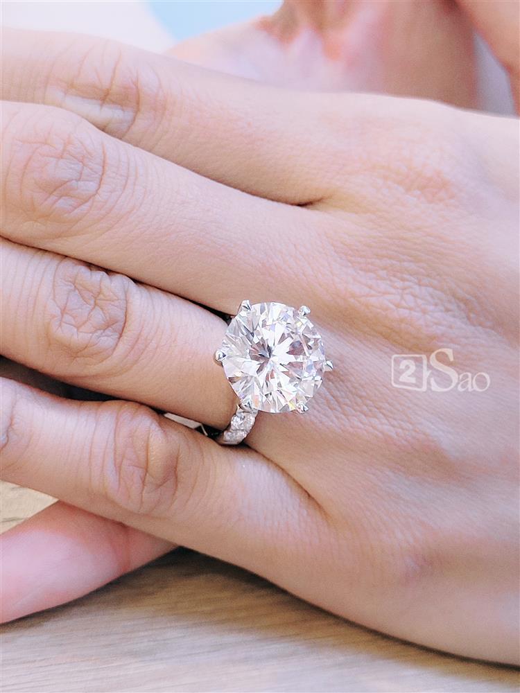 Zoom cận nhẫn cầu hôn to đùng của Sam, giá bao nhiêu?-4