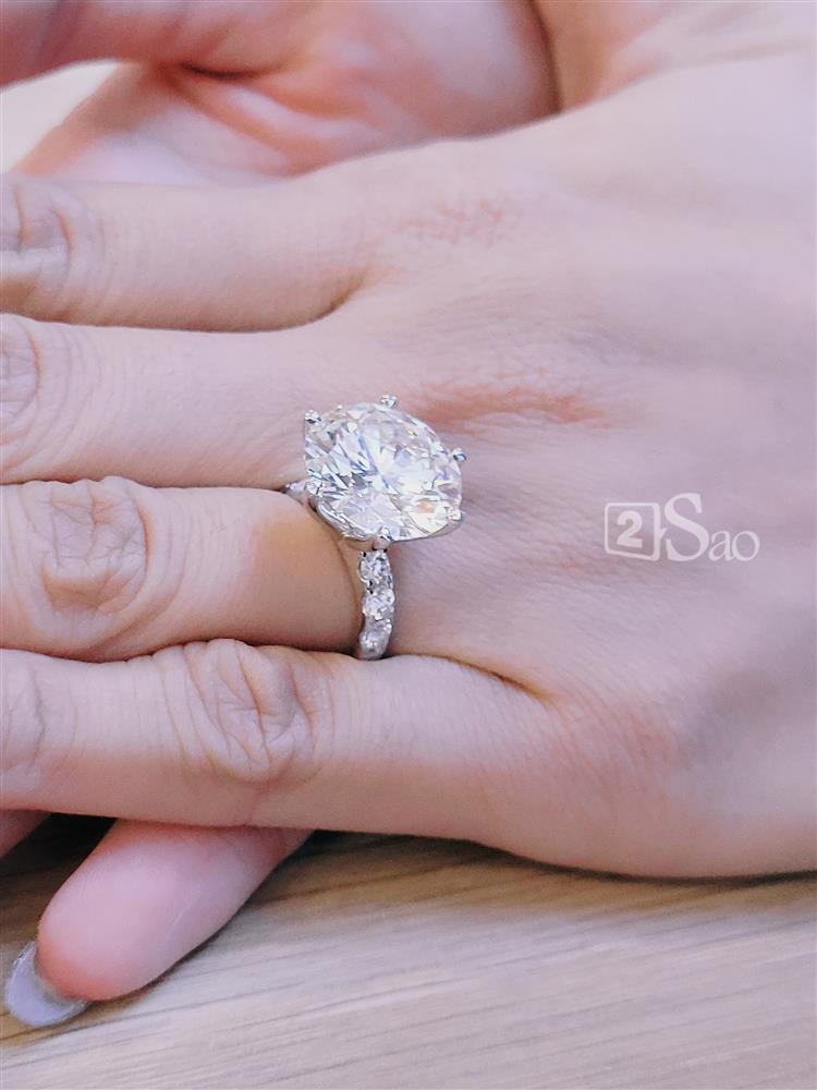 Zoom cận nhẫn cầu hôn to đùng của Sam, giá bao nhiêu?-5