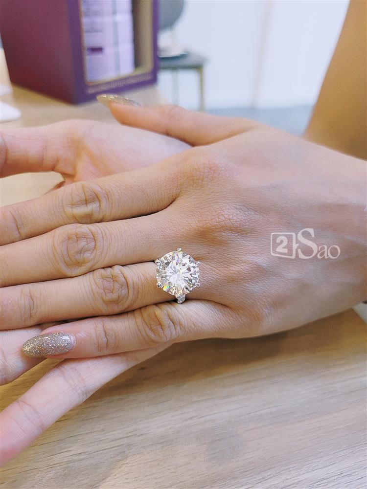 Zoom cận nhẫn cầu hôn to đùng của Sam, giá bao nhiêu?-7