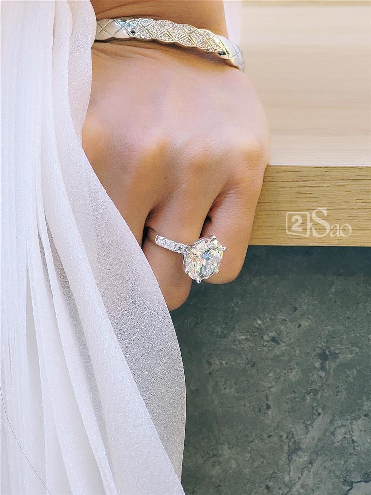 Zoom cận nhẫn cầu hôn to đùng của Sam, giá bao nhiêu?-8