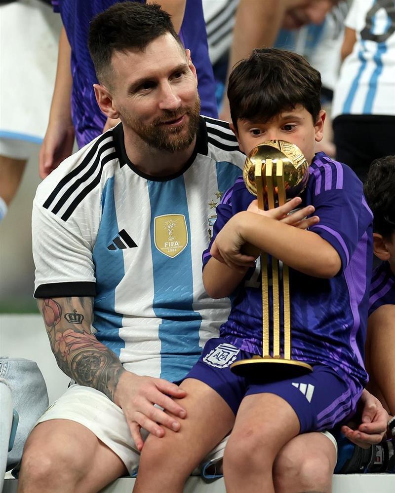 Messi gây sốt với cảnh cưng chiều vợ hết mực ngay khi nhận cúp-7