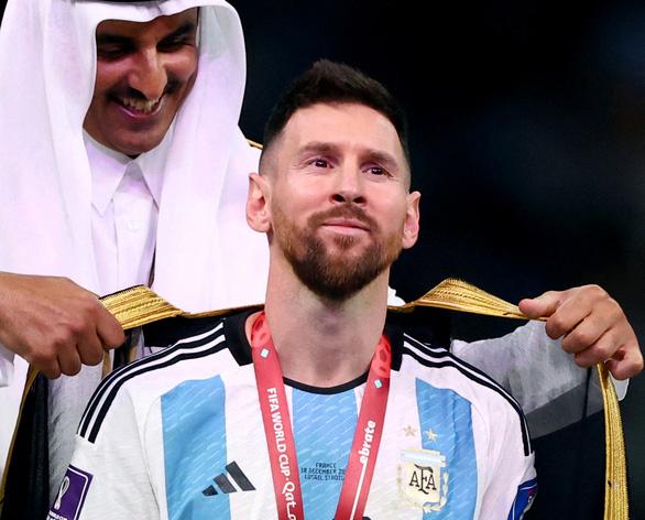 Tại sao Messi lại mặc áo choàng đen khi nhận cúp?-1