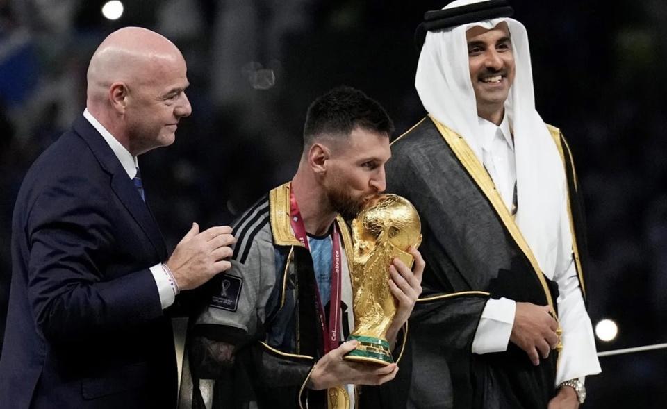 Tại sao Messi lại mặc áo choàng đen khi nhận cúp?-2