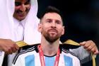 Tại sao Messi lại mặc áo choàng đen khi nhận cúp?
