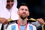 Tại sao Messi lại mặc áo choàng đen khi nhận cúp?