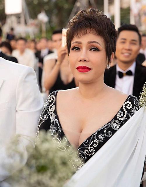 HHen Niê mặc sơ mi, quần thụng đi đám cưới: Xuề xòa hay tinh tế?-6