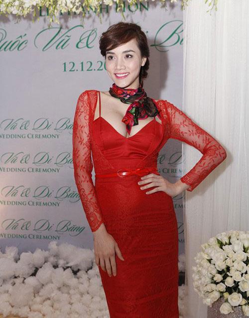 HHen Niê mặc sơ mi, quần thụng đi đám cưới: Xuề xòa hay tinh tế?-8