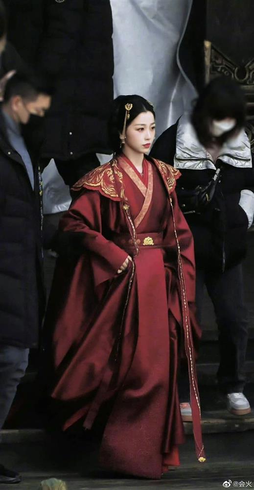 Ngu Thư Hân đẹp lấn át Triệu Lộ Tư khi đụng hàng-1