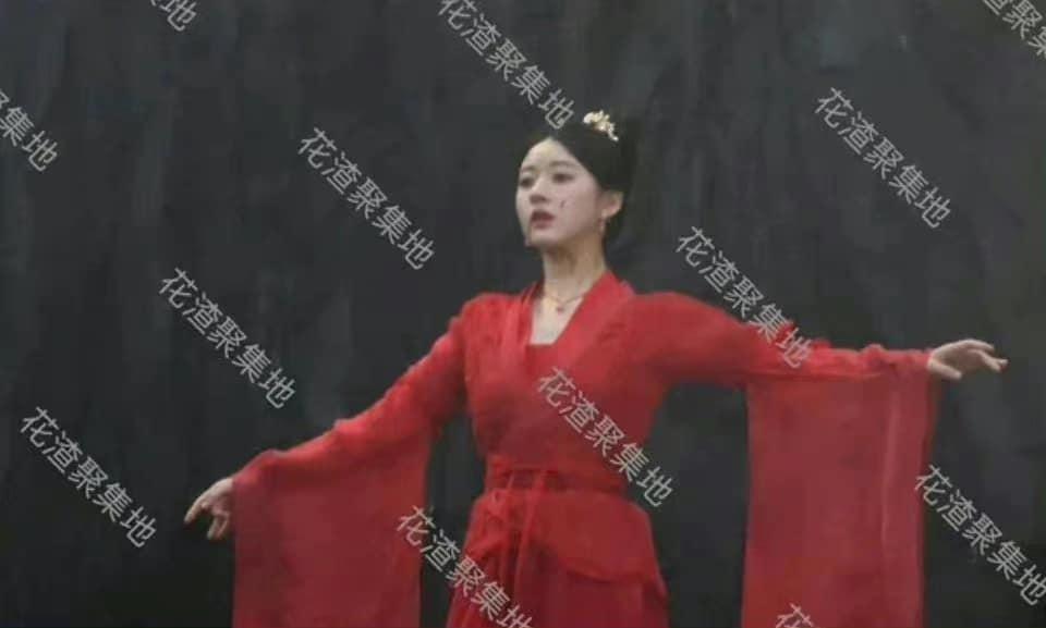 Ngu Thư Hân đẹp lấn át Triệu Lộ Tư khi đụng hàng-3